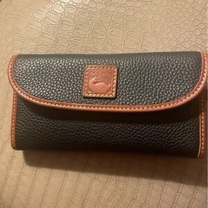 Dooney & Bourke Black and Tan Textured Wallet